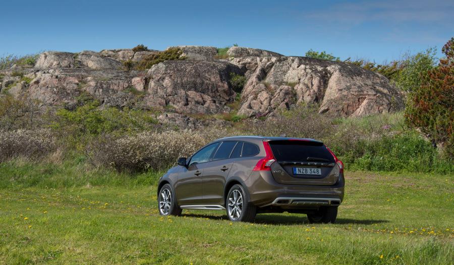  Volvo V60 D4 Cross Country 2015 года  (фото 11 из 19)